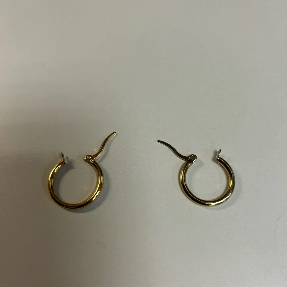 Vera small golden hoops